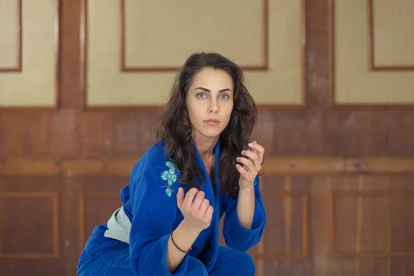 Trenéři Jiu Jitsu. Dívka v kimonu. — Stock fotografie