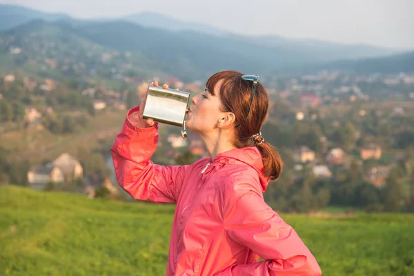 Gadis minum dengan labu logam — Stok Foto