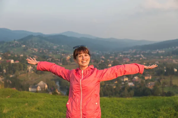 旅程。女孩儿走在山中. — 图库照片