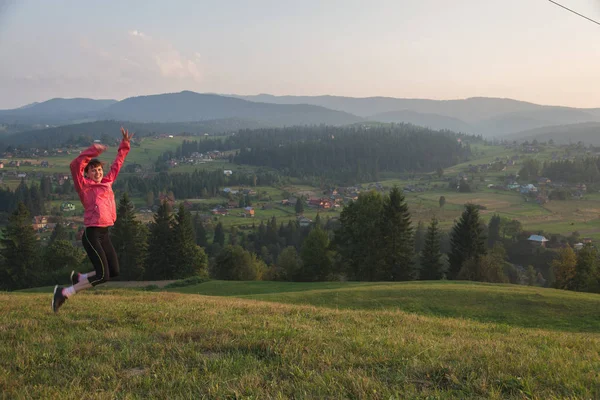 Cesta. Dívka chodí v horách. — Stock fotografie