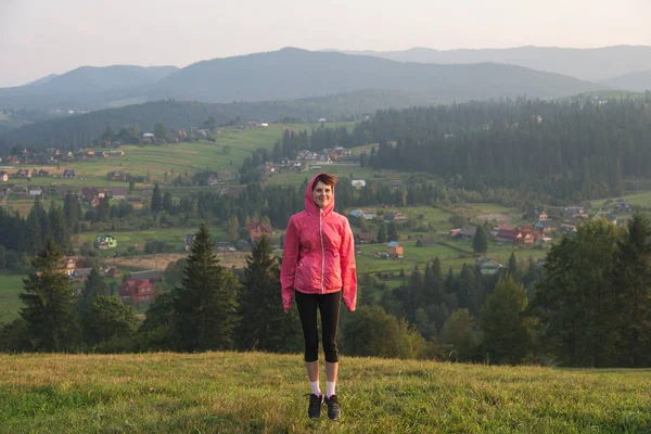 Viaggio. La ragazza cammina in montagna . — Foto Stock