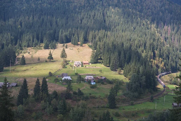 Přepínač na šířku. Karpaty. Vorokhta vesnice. — Stock fotografie