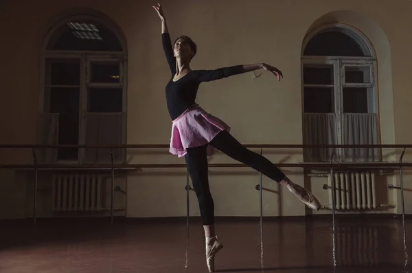 Ballet. Bailarina calentándose en el pasillo . —  Fotos de Stock