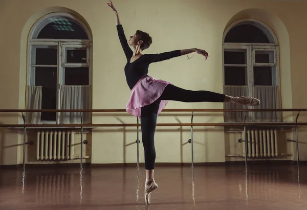 Ballet. Un danseur s'échauffe dans le couloir . — Photo