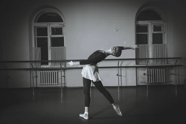Ballet. Dançarina a aquecer no corredor. Fotografa em preto e branco — Fotografia de Stock