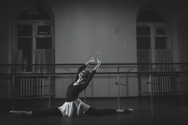 Балет. Танцовщица греется в коридоре. Черно-белый фотограф — стоковое фото