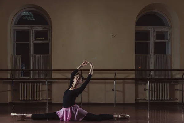 Ballet. Bailarina calentándose en el pasillo . — Foto de Stock