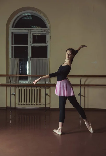 Ballett. Tänzer wärmen sich im Saal auf. — Stockfoto