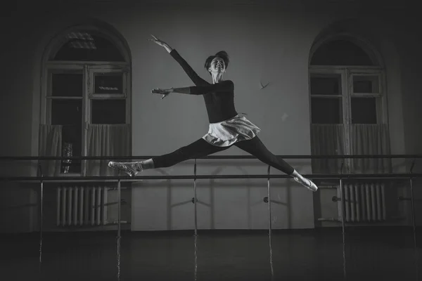 Ballet. Dançarina a aquecer no corredor. Fotografa em preto e branco — Fotografia de Stock