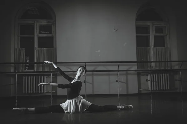 Ballet. Bailarina calentándose en el pasillo. Fotografia en blanco y negro — Foto de Stock