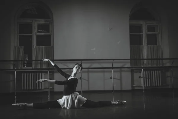 Ballet. Dancer warming up in the hall. Black and white photograp — Stock Photo, Image