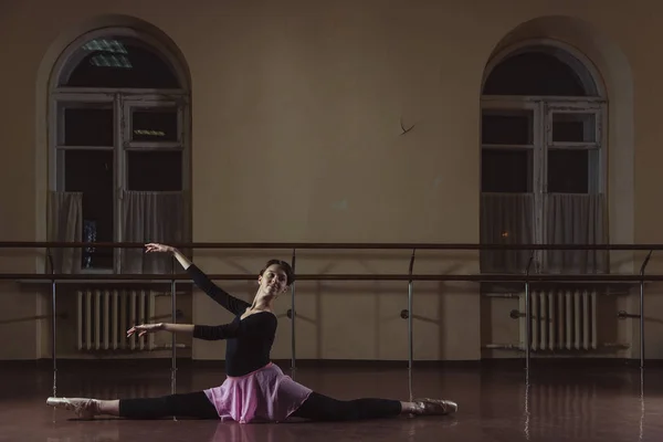 Ballet. Bailarina calentándose en el pasillo . — Foto de Stock
