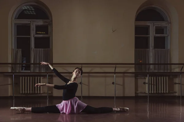 Ballet. Danser aan het warmrijden in de hal. — Stockfoto