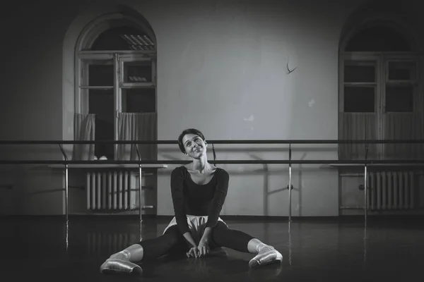 Ballet. Bailarina calentándose en el pasillo. Fotografia en blanco y negro — Foto de Stock