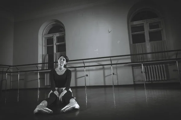 Balett. Táncos bemelegítés a teremben. Fekete-fehér fényképek — Stock Fotó