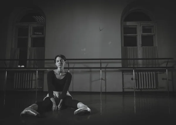 Ballet. Bailarina calentándose en el pasillo. Fotografia en blanco y negro — Foto de Stock