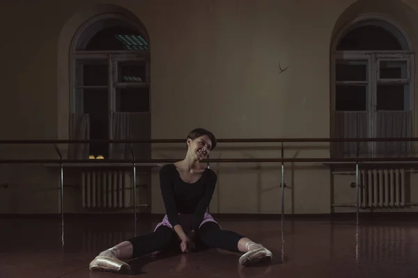 Ballett. Tänzer wärmen sich im Saal auf. — Stockfoto