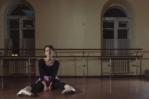 Ballet. Un danseur s'échauffe dans le couloir . — Photo