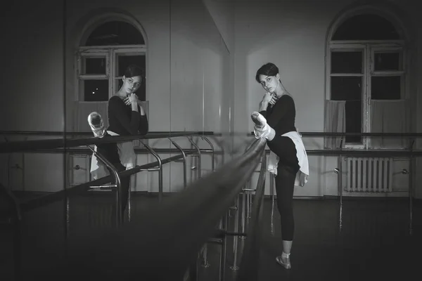 Ballett. Tänzer wärmen sich im Saal auf. Schwarz-Weiß-Fotografie — Stockfoto