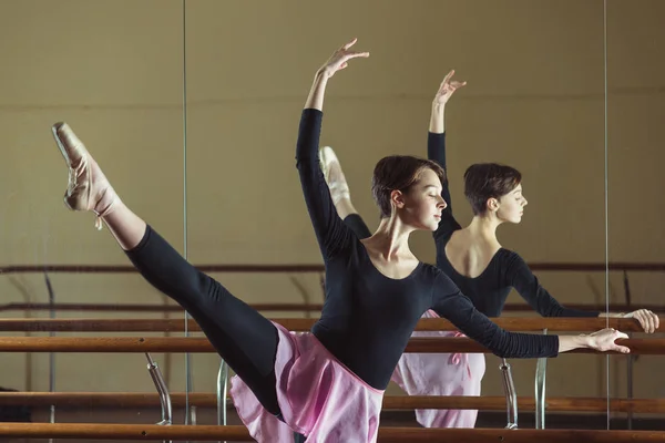 Ballet. Dançarino a aquecer no corredor . — Fotografia de Stock