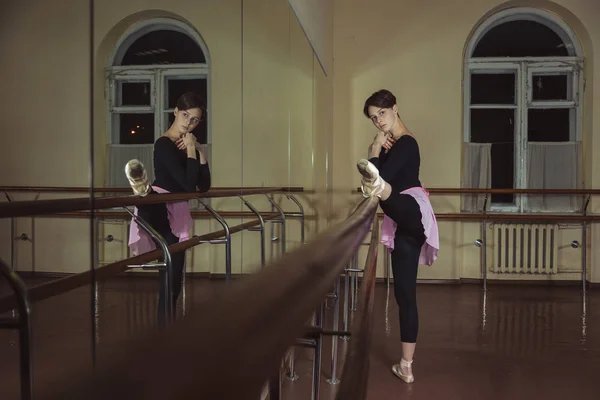 Ballet. Dancer warming up in the hall. — Stock Photo, Image