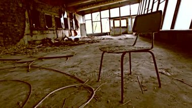 Dışlama bölgesi. Chernobyl. Pripyat. Ukrayna. Terk edilmiş bir evde radyasyon maskesi.