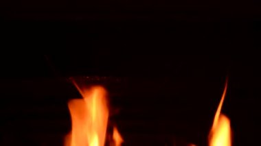 Şöminede yanan odun.