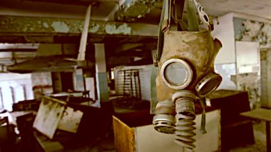 Dışlama bölgesi. Chernobyl. Pripyat. Ukrayna. Terk edilmiş bir evde radyasyon maskesi.