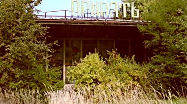Dışlama bölgesi. Chernobyl. Pripyat. Ukrayna. Terk edilmiş bir evde radyasyon maskesi.