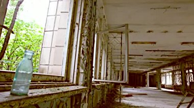 Dışlama bölgesi. Chernobyl. Pripyat. Ukrayna. Terk edilmiş bir evde radyasyon maskesi.