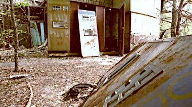 Dışlama bölgesi. Chernobyl. Pripyat. Ukrayna. Terk edilmiş bir evde radyasyon maskesi.