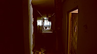 Dışlama bölgesi. Chernobyl. Pripyat. Ukrayna. Terk edilmiş bir evde radyasyon maskesi.