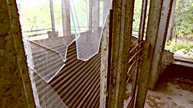 Dışlama bölgesi. Chernobyl. Pripyat. Ukrayna. Terk edilmiş bir evde radyasyon maskesi.