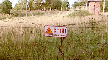 Dışlama bölgesi. Chernobyl. Pripyat. Ukrayna. Terk edilmiş bir evde radyasyon maskesi.