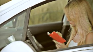 Evet arabanın direksiyonuna kız