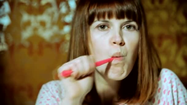 Tandborsten rengör tänderna — Stockvideo