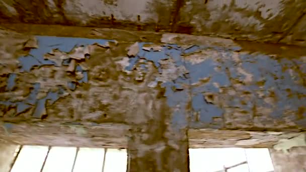 Zona de exclusión. Chernobyl. Pripyat. Ucrania. Máscara de radiación en una casa abandonada . — Vídeos de Stock