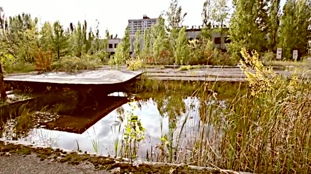 Sperrzone. Tschernobyl. Pripjat. Ukrainisch. Strahlenmaske in einem verlassenen Haus. — Stockvideo