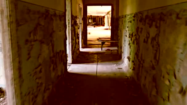 Zona de exclusión. Chernobyl. Pripyat. Ucrania. Máscara de radiación en una casa abandonada . — Vídeos de Stock