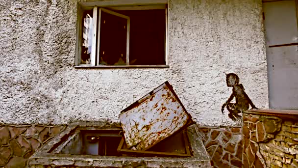 Dışlama bölgesi. Chernobyl. Pripyat. Ukrayna. Terk edilmiş bir evde radyasyon maskesi. — Stok video
