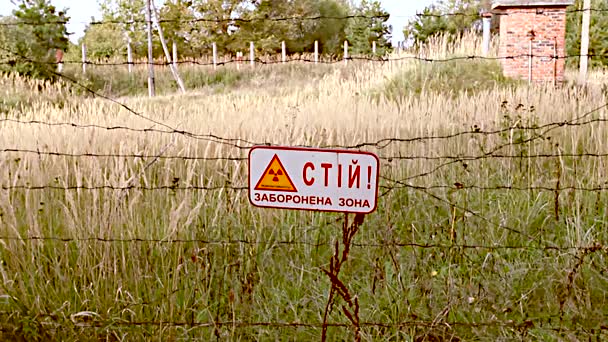 Зона отчуждения. Чернобыль. Припять. Украина. Радиационная маска в заброшенном доме . — стоковое видео