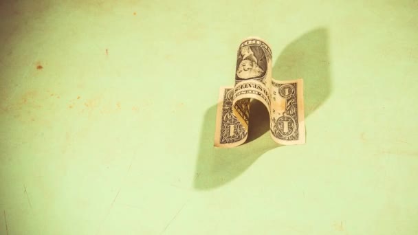 Ein-Dollar-Schein auf dem Tisch kriecht — Stockvideo