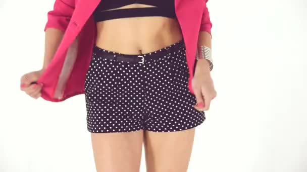 fille dansant sur un fond blanc