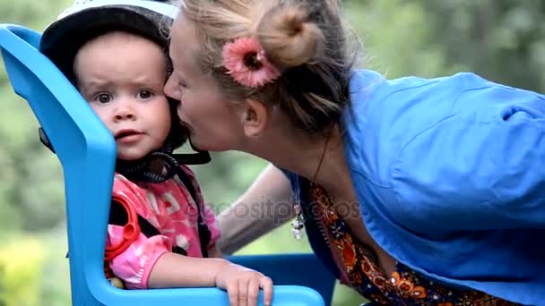 Mãe beijando bebê na bochecha — Vídeo de Stock