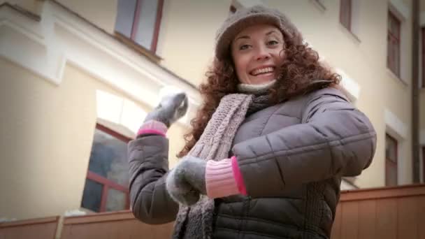 Jeu de boule de neige. Fille lance boule de neige — Video