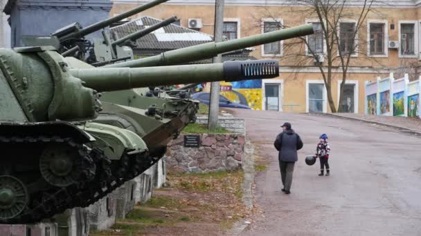 El objeto "Rock" Korosten UCRANIA - 6 de noviembre de 2015, tanques soviéticos de la Segunda Guerra Mundial. Papá con un niño camina por el tanque — Vídeo de stock