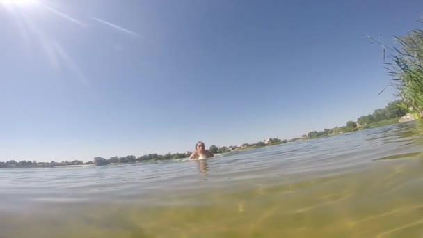 Mann läuft mit Anlauf in den Teich — Stockvideo