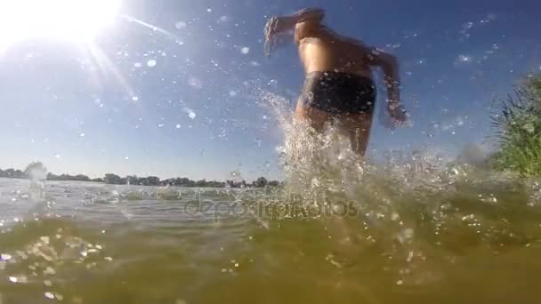 Мужчина бежит с побегом в пруд — стоковое видео