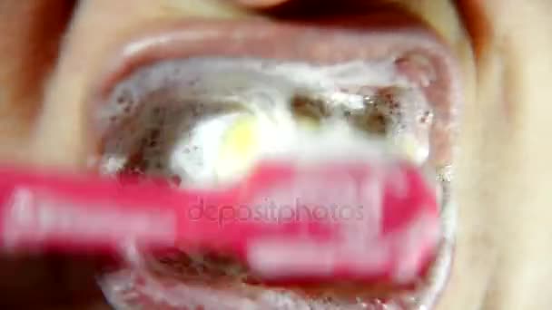 Зубная щетка чистит зубы — стоковое видео