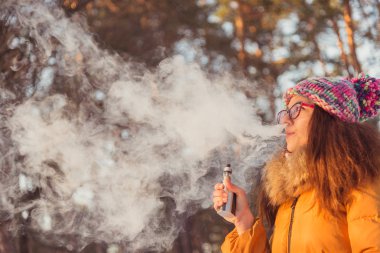 Elektronik sigara. Kız elektronik sigara içiyor.